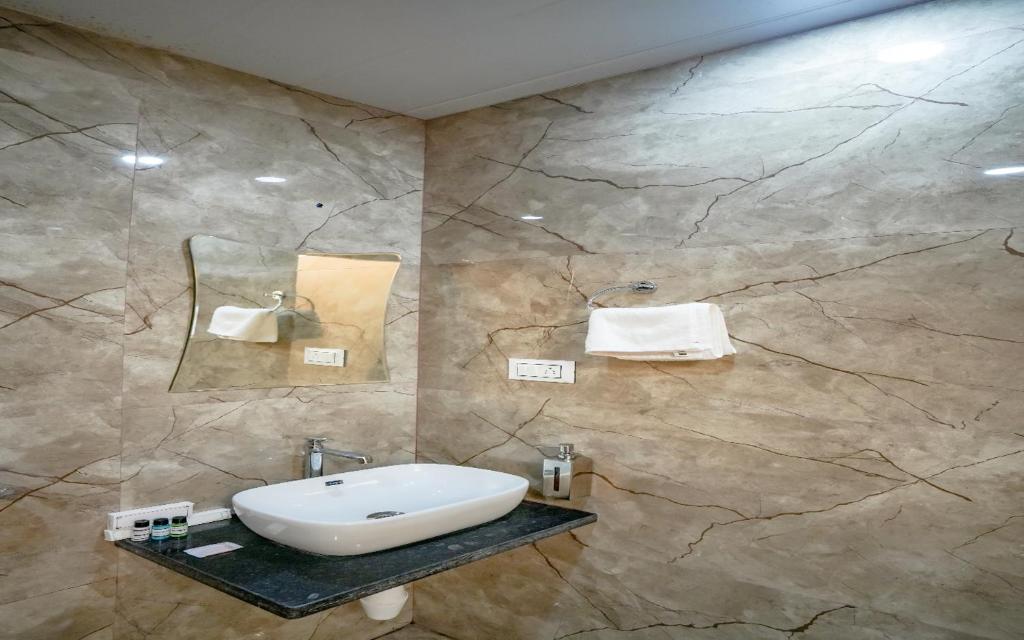 Ένα μπάνιο στο Hotel SGI - Jaipur Airport Hotel