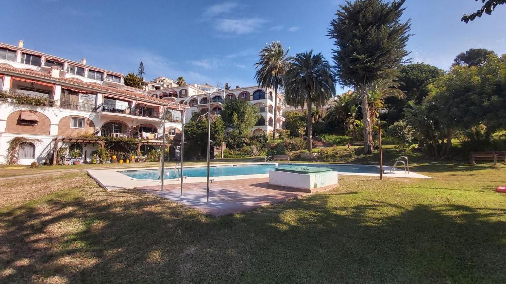 Interpares Swimmingpool by Del Parque Flats