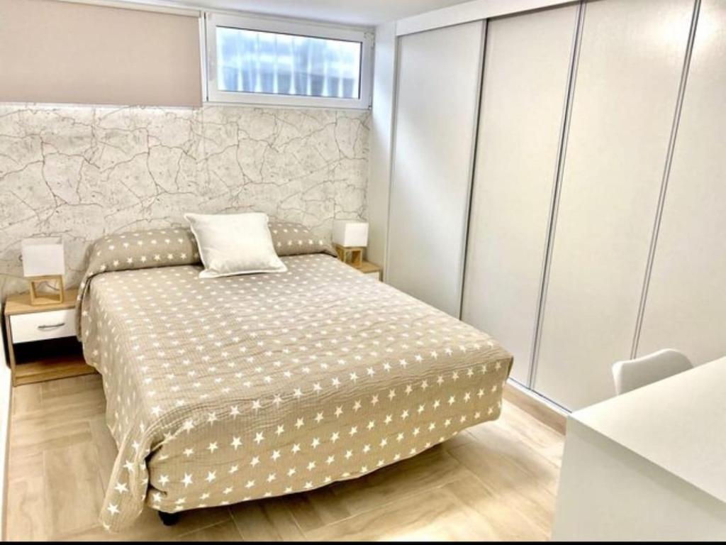 a bedroom with a bed and a window at Apartamento 5 min metro Sevilla in Mairena del Aljarafe