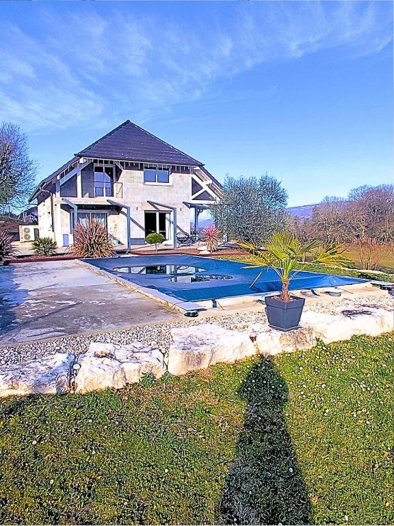 Photo de la galerie de l'établissement L 'Azalee - Beautiful new villa, à Peyrieu