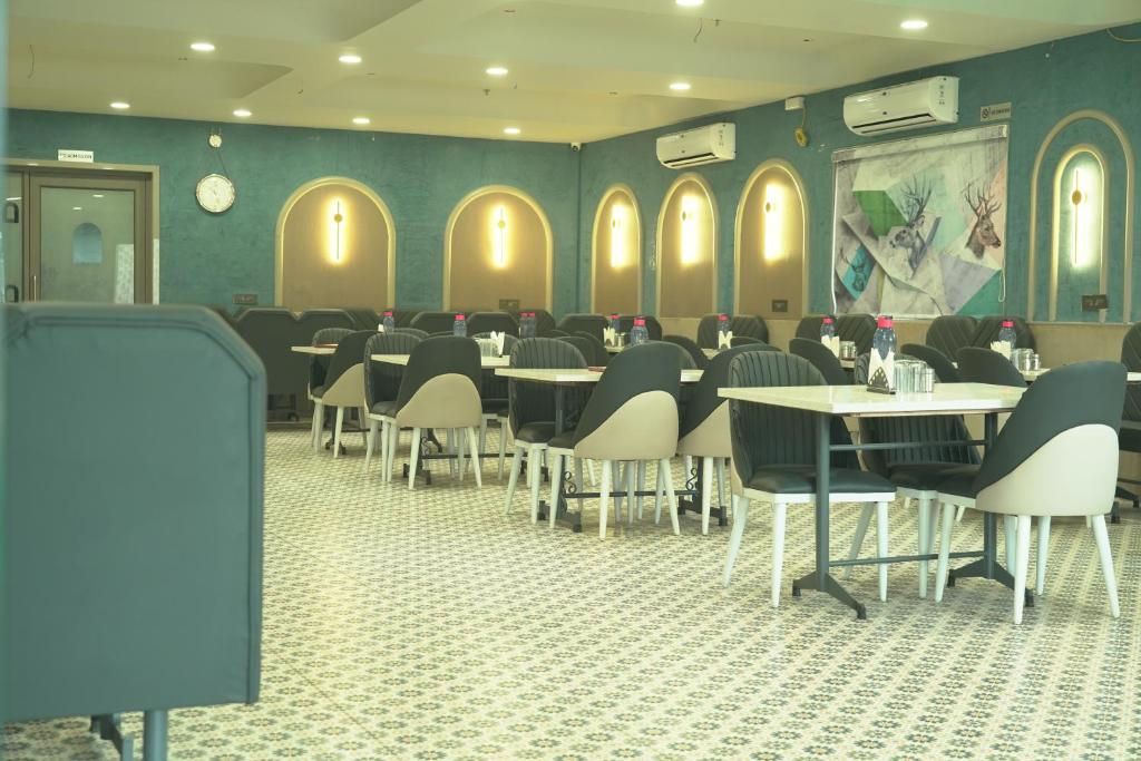 Restaurace v ubytování Adarsh Hotel