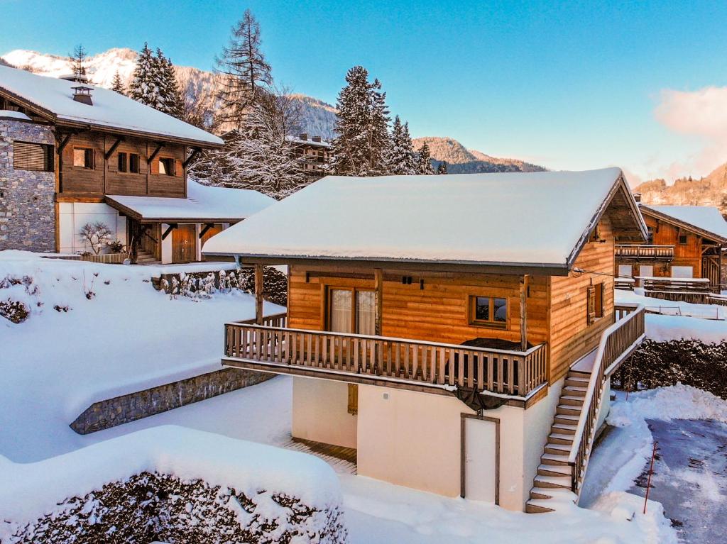 une cabane en rondins dans la neige dans l'établissement Valgardena, à Morzine