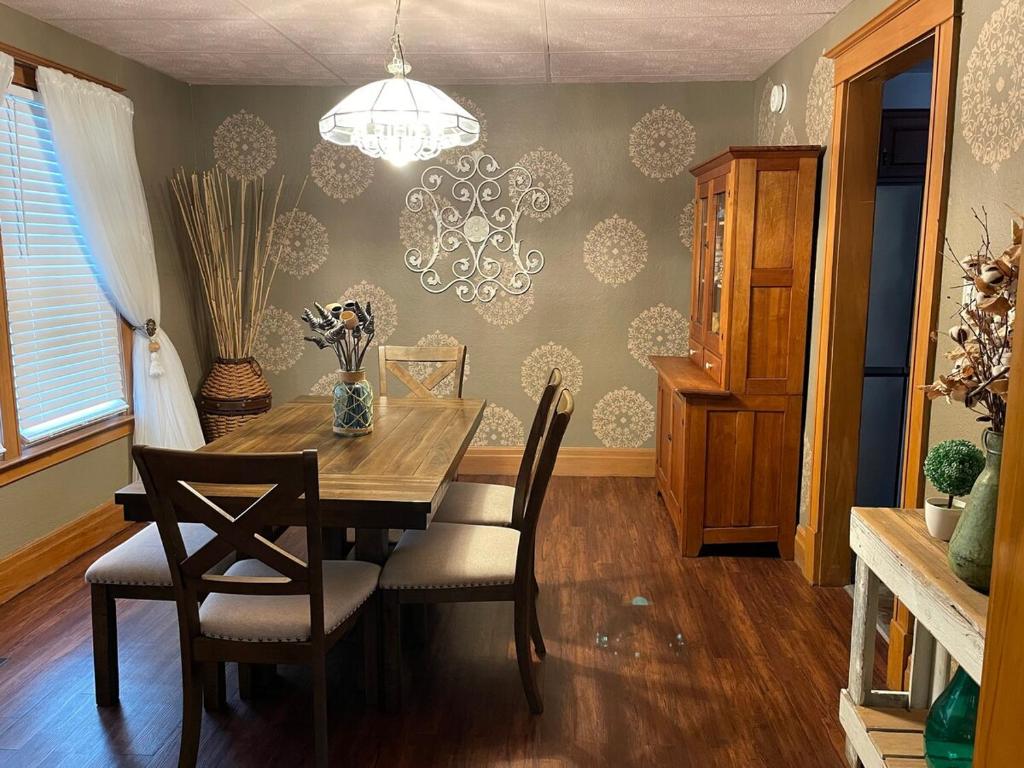 Posezení v ubytování WALNUT Beautiful 3 bedrooms house 1 mile from the falls!