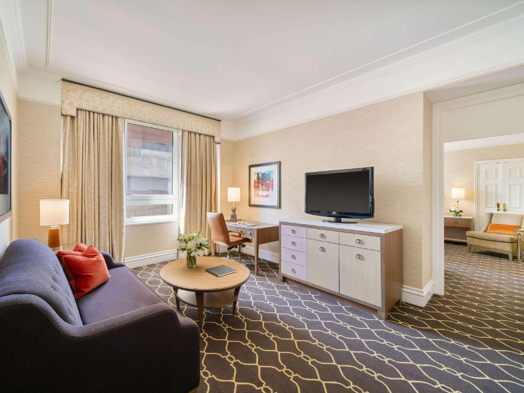 TV a/nebo společenská místnost v ubytování Fairmont Palliser
