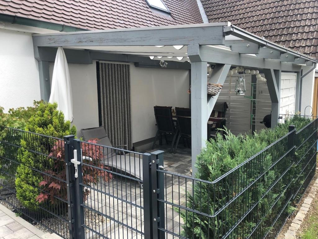 a pergola on the side of a house at Gemütliches Ferienhaus nahe Dinkelsbühl in Dürrwangen