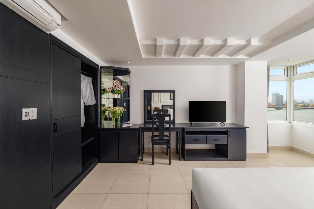 TV a/nebo společenská místnost v ubytování Kay Hotel Da Nang - Near Dragon Bridge