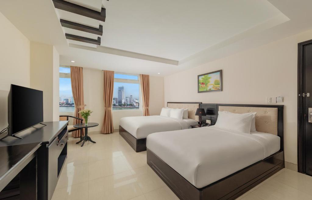 TV a/nebo společenská místnost v ubytování Kay Hotel Da Nang - Near Dragon Bridge