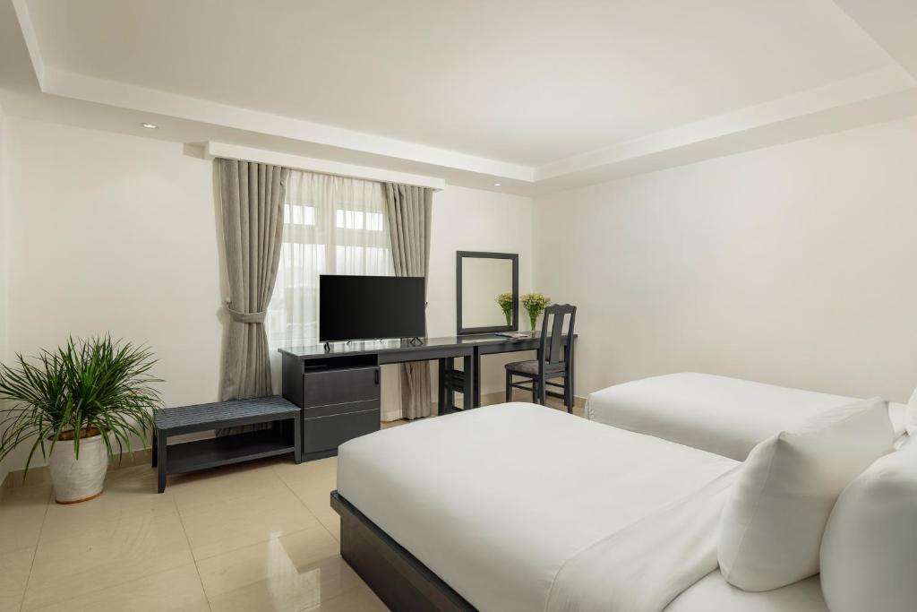 TV a/nebo společenská místnost v ubytování Kay Hotel Da Nang - Near Dragon Bridge
