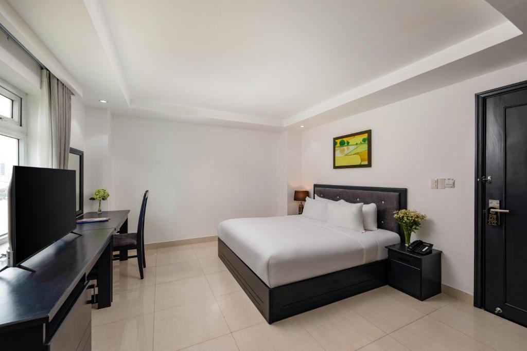 Postel nebo postele na pokoji v ubytování Kay Hotel Da Nang - Near Dragon Bridge