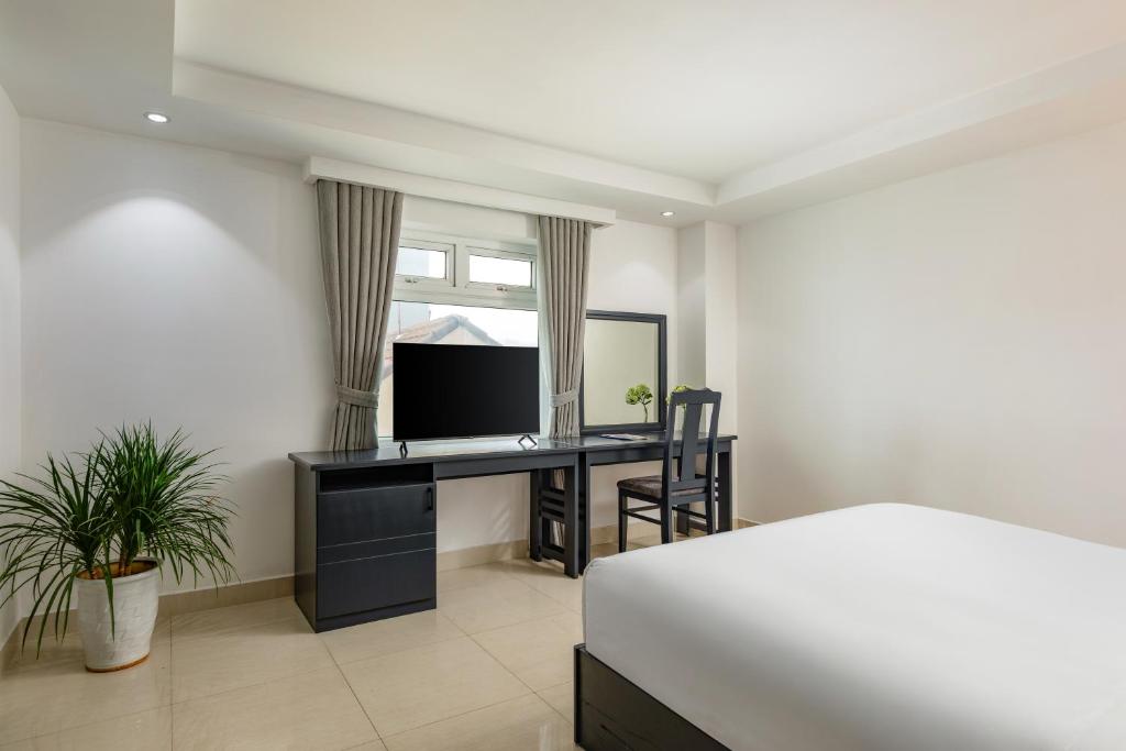 TV a/nebo společenská místnost v ubytování Kay Hotel Da Nang - Near Dragon Bridge