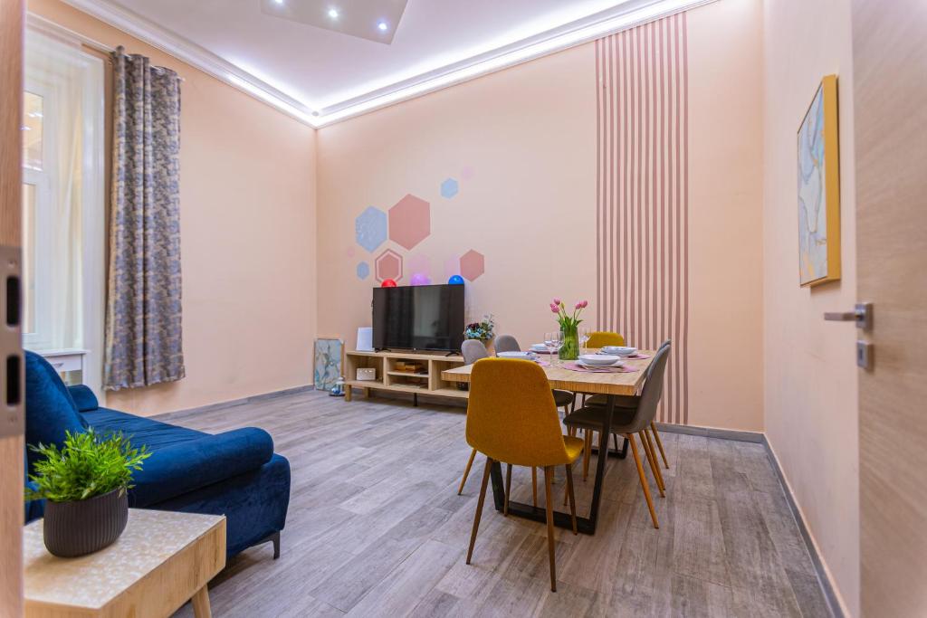 Televízia a/alebo spoločenská miestnosť v ubytovaní Buda Castle Charming 2 bedrooms