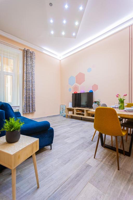 Televízia a/alebo spoločenská miestnosť v ubytovaní Buda Castle Charming 2 bedrooms