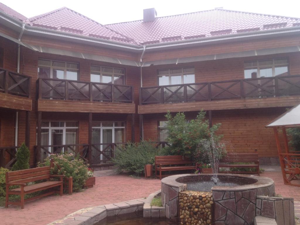 cortile con panchine e fontana di fronte a un edificio di Apartments Halle a Zelenaya Polyana