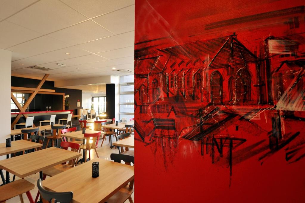מסעדה או מקום אחר לאכול בו ב-Colmar Hotel