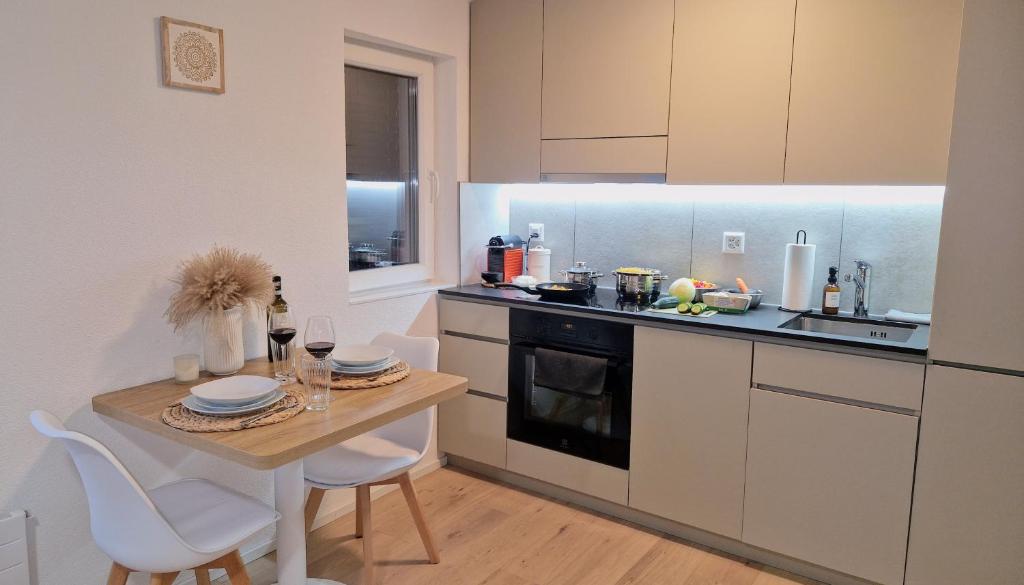 Queensize-Bett, Arbeitsplatz, gratis Parkplatz - Resim 4