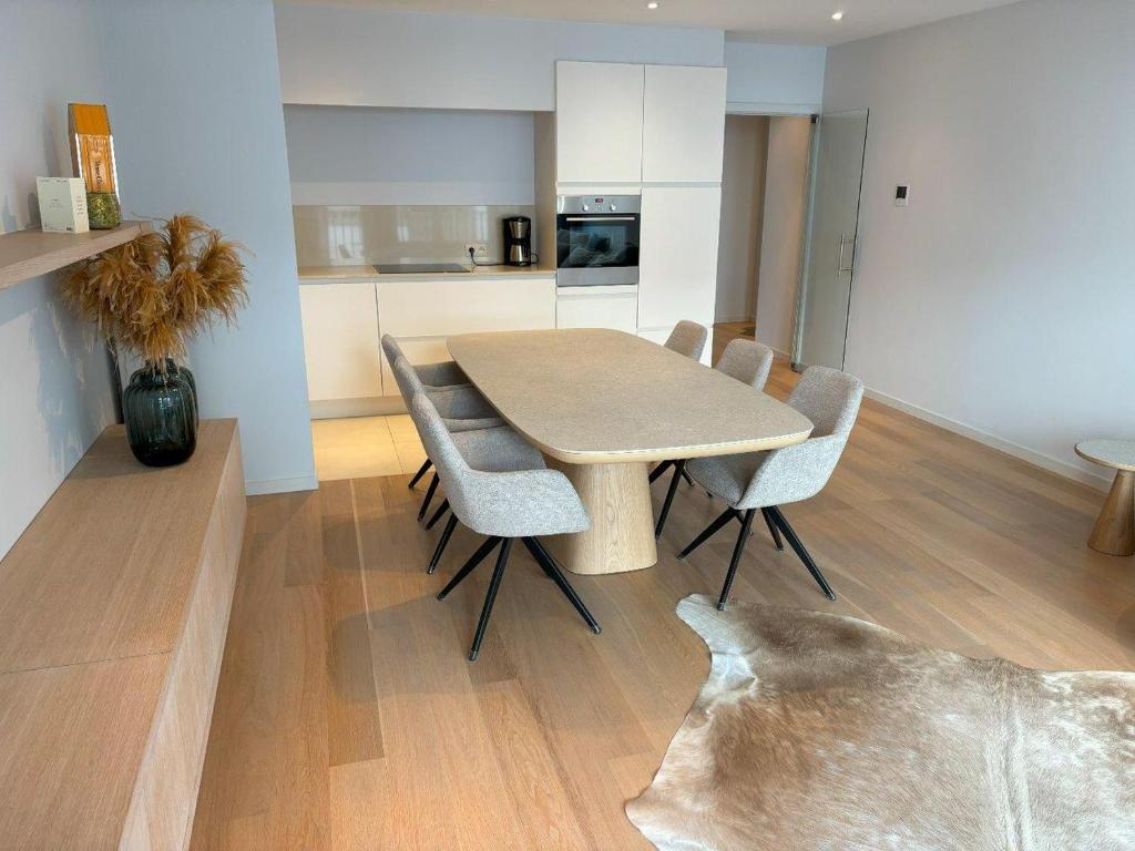een keuken en eetkamer met een tafel en stoelen bij Bayaux centrum Knokke in Knokke-Heist