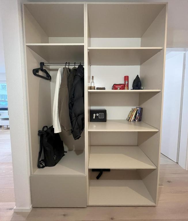 Queensize-Bett, Arbeitsplatz, gratis Parkplatz - Resim 16