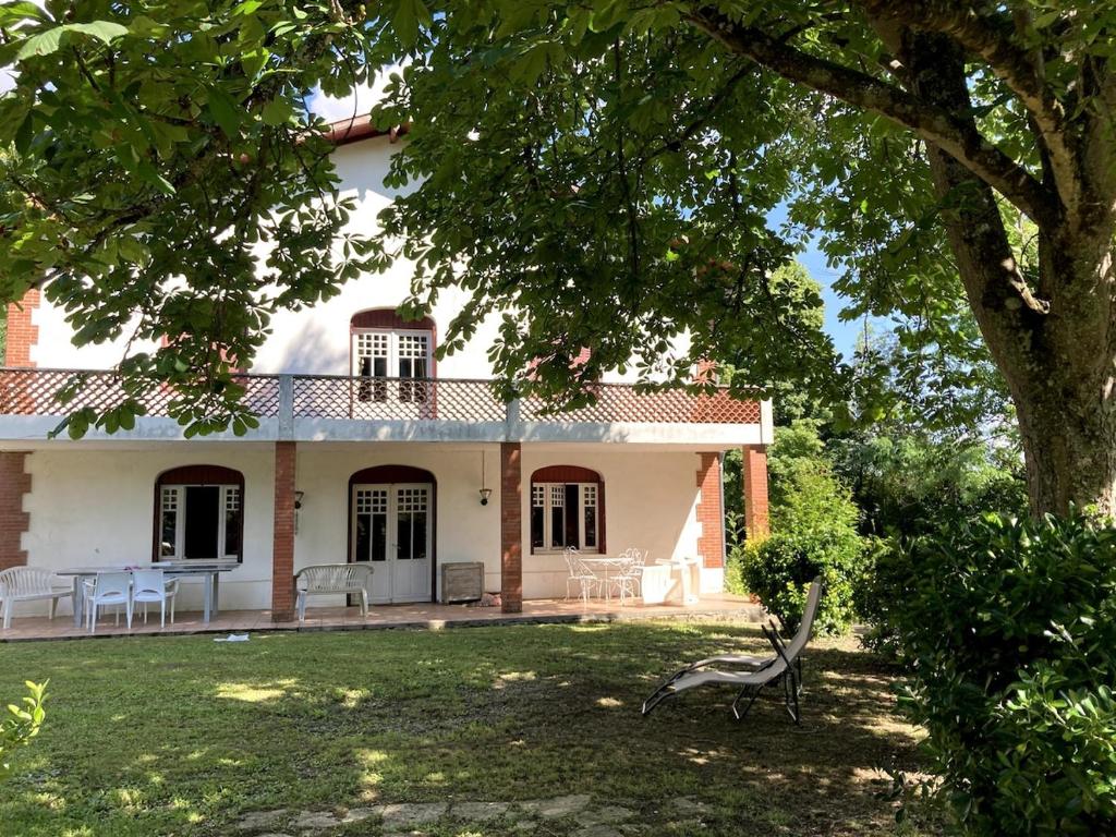 A garden outside maison de campagne avec grand lac et park arboré