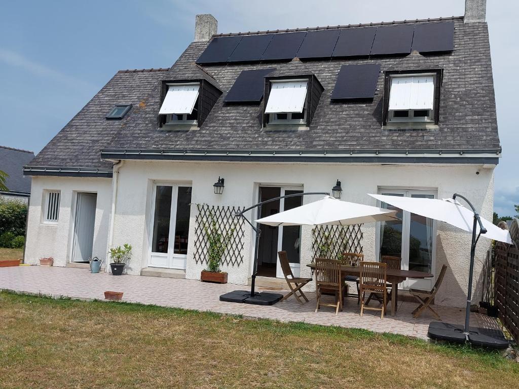 ein Haus mit Sonnenkollektoren auf dem Dach in der Unterkunft Les Avocettes in Piriac-sur-Mer