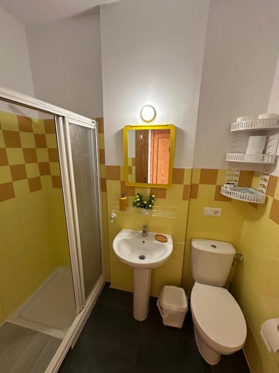 łazienka z toaletą, umywalką i prysznicem w obiekcie ESTUDIO CON PISCINA Y GARAJE A 100 Mtr DE LA PLAYA w mieście Isla Cristina