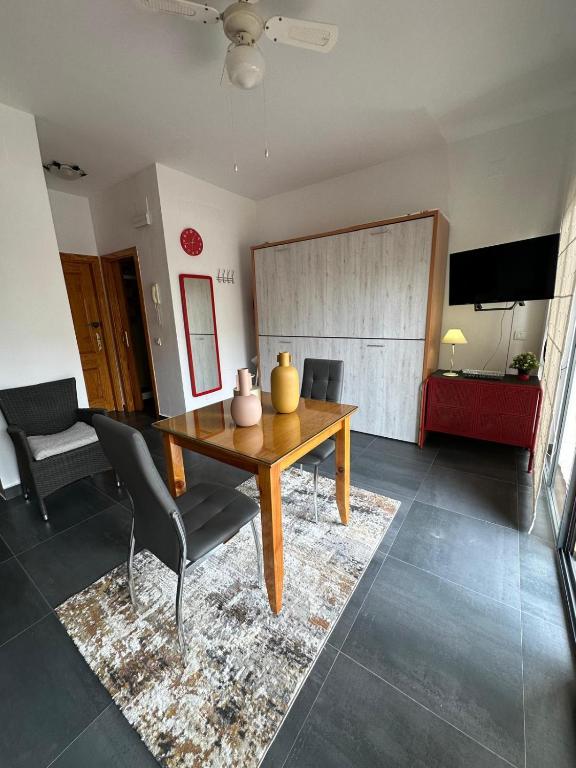 Telewizja i/lub zestaw kina domowego w obiekcie ESTUDIO CON PISCINA Y GARAJE A 100 Mtr DE LA PLAYA