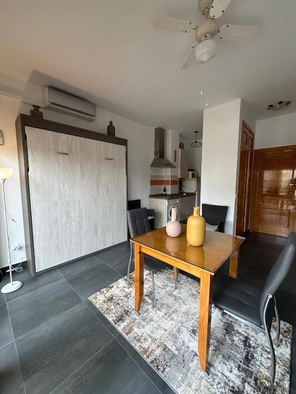 Kuchnia lub aneks kuchenny w obiekcie ESTUDIO CON PISCINA Y GARAJE A 100 Mtr DE LA PLAYA