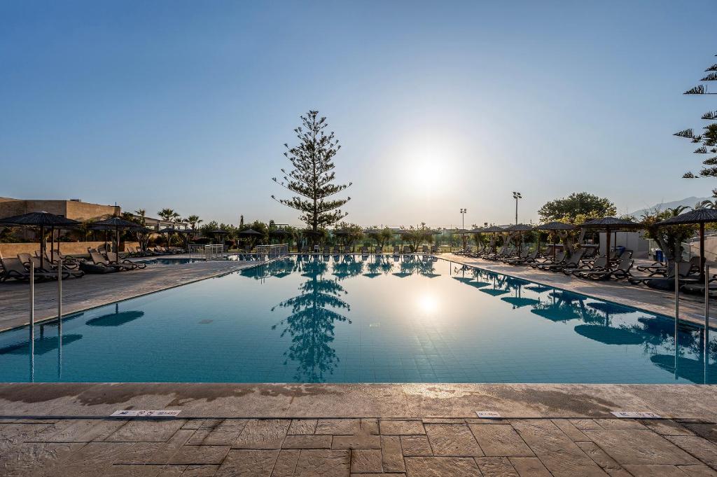 Bazén v ubytování Akti Coast Club nebo v jeho okolí