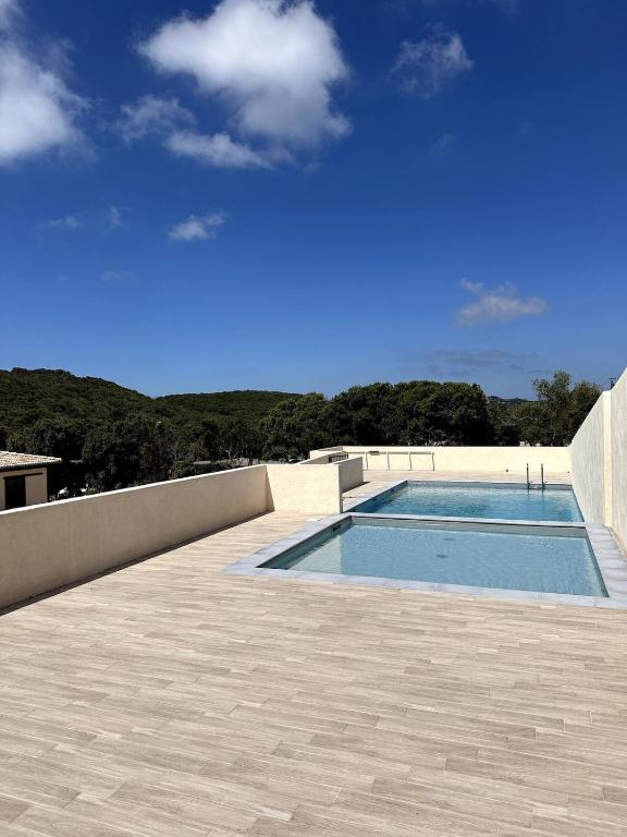 une piscine sur le toit d'une maison dans l'établissement 9D - appartement Bonifacio Corse, à Bonifacio