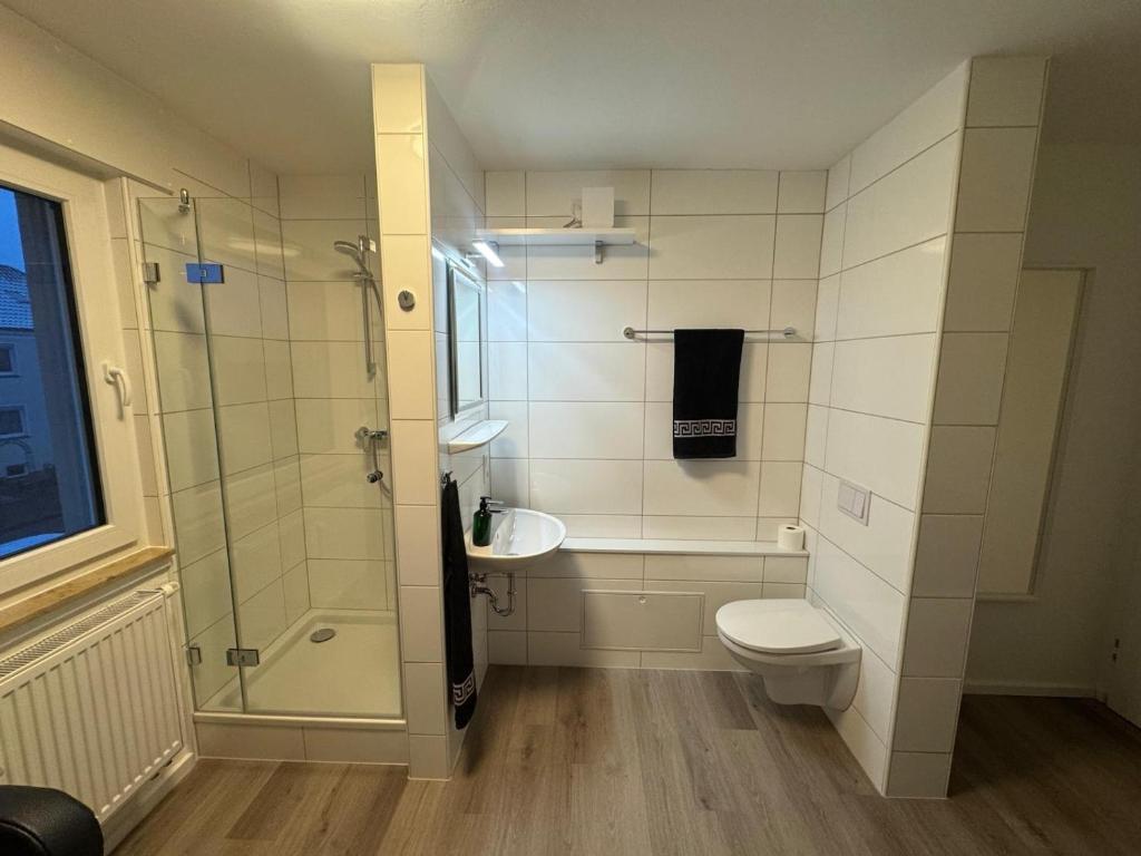 Un baño con ducha, inodoro y lavabo. en Monteurzimmer Lippstadt, en Lippstadt