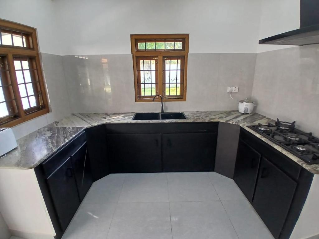 Lanka Global Propertiesにあるキッチンまたは簡易キッチン