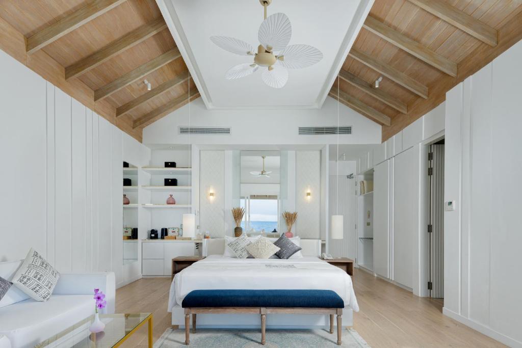 Postel nebo postele na pokoji v ubytování Bandos Maldives - One Way Transfer FREE for stays from 1st May till 30th Sept 2025 for Bookings from 16 Apr 2025