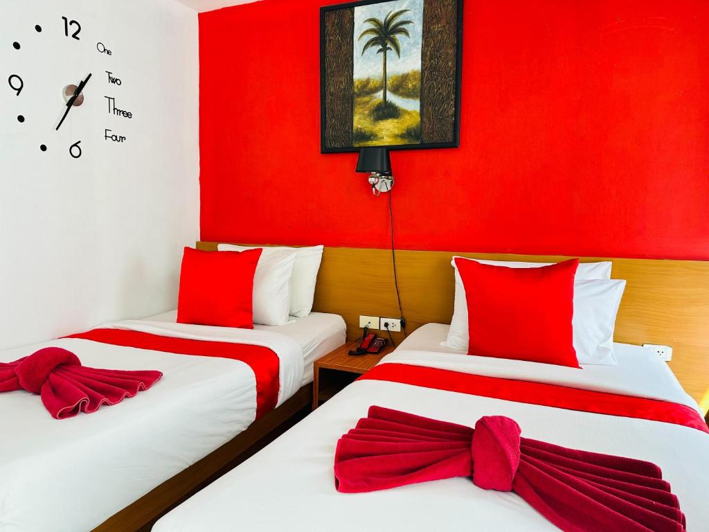 Postel nebo postele na pokoji v ubytování PJ Patong Resortel