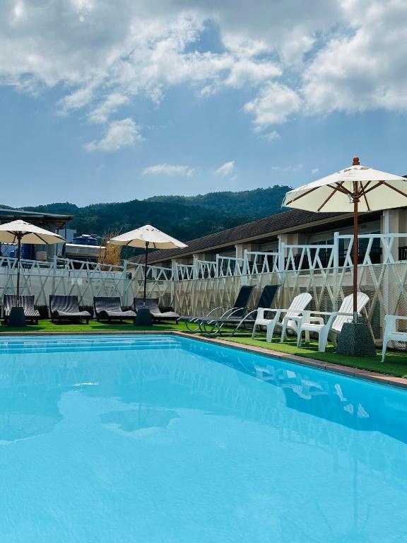 Bazén v ubytování PJ Patong Resortel nebo v jeho okolí