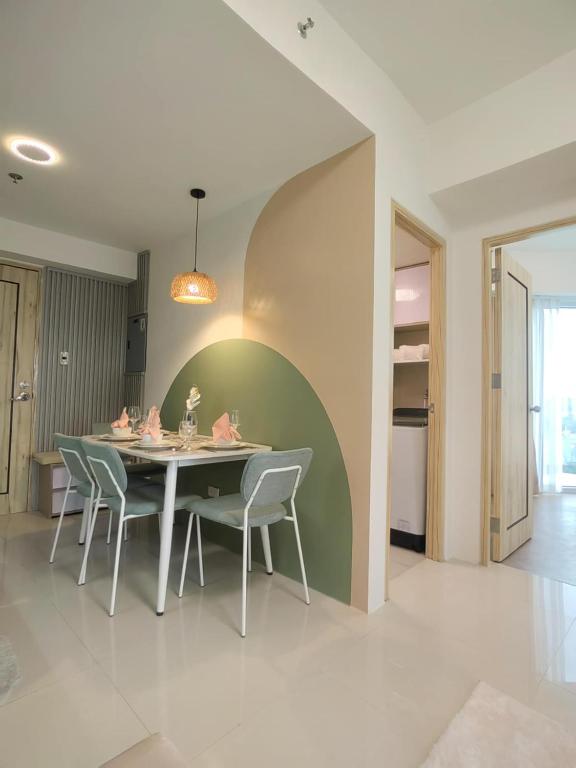 Fotografie z fotogalerie ubytování S&R Staycation Davao - Spacious 1Bedroom & Fully Equipped Unit Beside Abreeza Mall v destinaci Davao