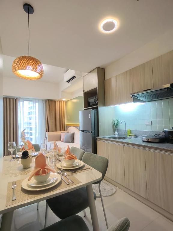 Kuchyň nebo kuchyňský kout v ubytování S&R Staycation Davao - Spacious 1Bedroom & Fully Equipped Unit Beside Abreeza Mall