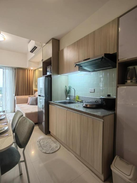 Kuchyň nebo kuchyňský kout v ubytování S&R Staycation Davao - Spacious 1Bedroom & Fully Equipped Unit Beside Abreeza Mall