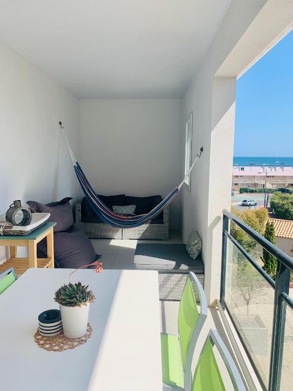 - un hamac dans le salon avec vue sur l'océan dans l'établissement T3 cosy - grande terrasse en accès direct à la mer, à Fleury