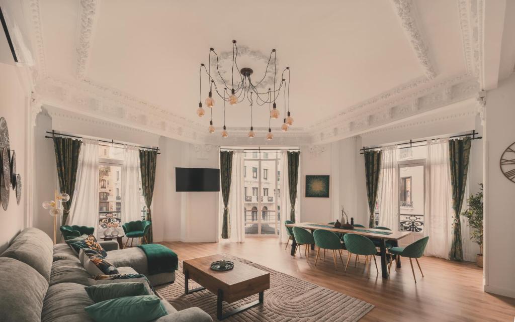 8 rooms, 6 bathrooms over Gran Via Street