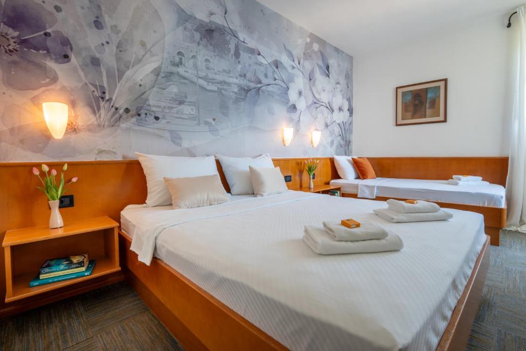 Postel nebo postele na pokoji v ubytování Newly renovated Hotel Kastil