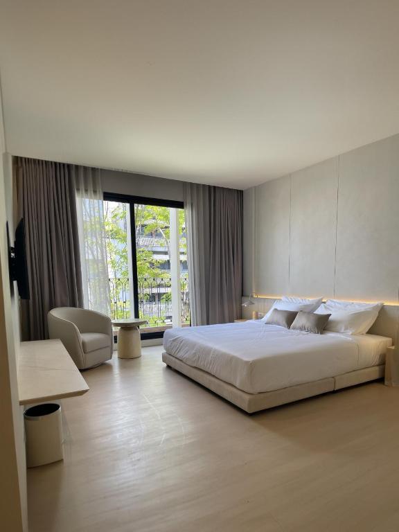 a bedroom with a large bed and a large window at Chinatown Heritage, Chinatown Main road in Samphanthawong