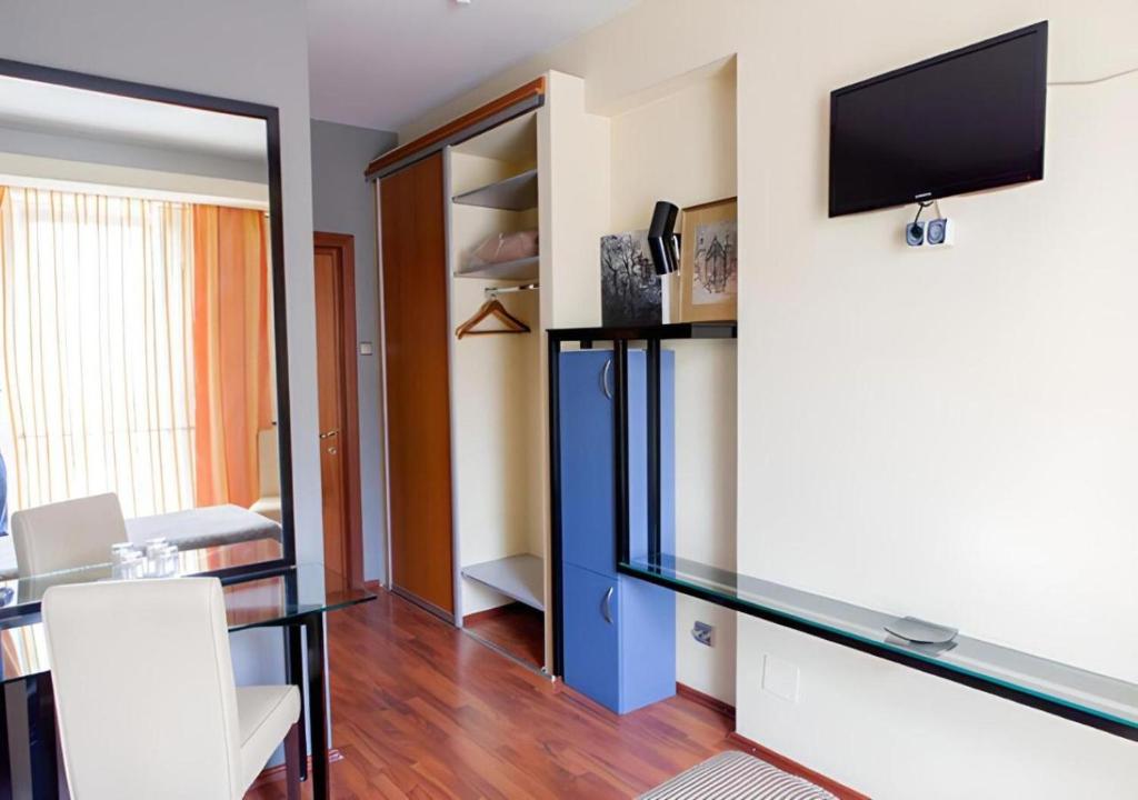 TV a/nebo společenská místnost v ubytování Tania-Frankfurt Hotel