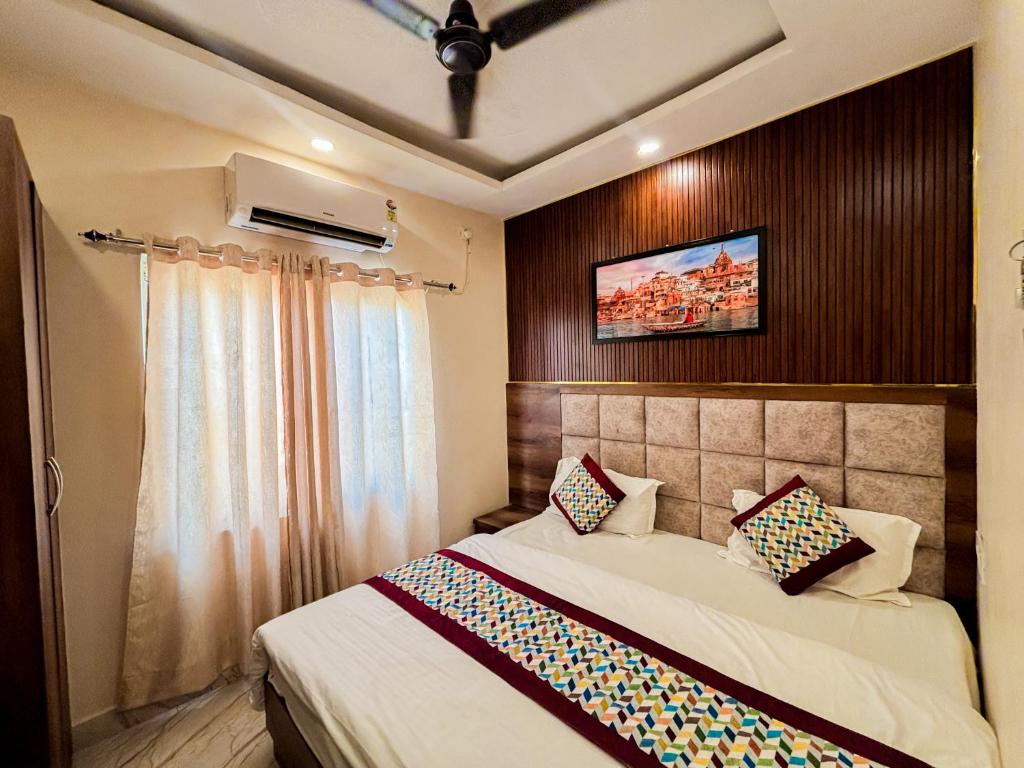 Postel nebo postele na pokoji v ubytování HOTEL VIA GANGA INN ! గంగా ఇన్ ద్వారా హోటల్ VARANASI! FULLY AIR-CONDITIONED HOTEL AT PRIME LOCATION WITH ROOFTOP GANGES VIEW! 2 Min walking distance from ASSI GHAT ,NEAR KASHI VISHWANATH TEMPLE
