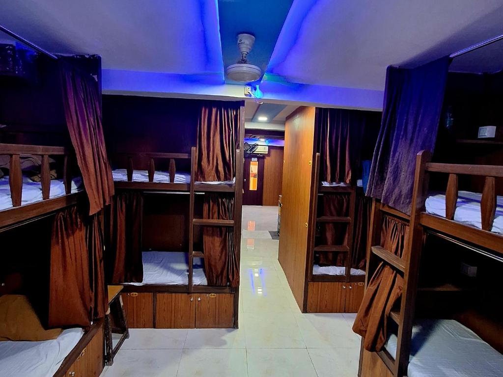 Voodi või voodid majutusasutuse Neon Nest Dormitory Suits Asalpha Metro toas