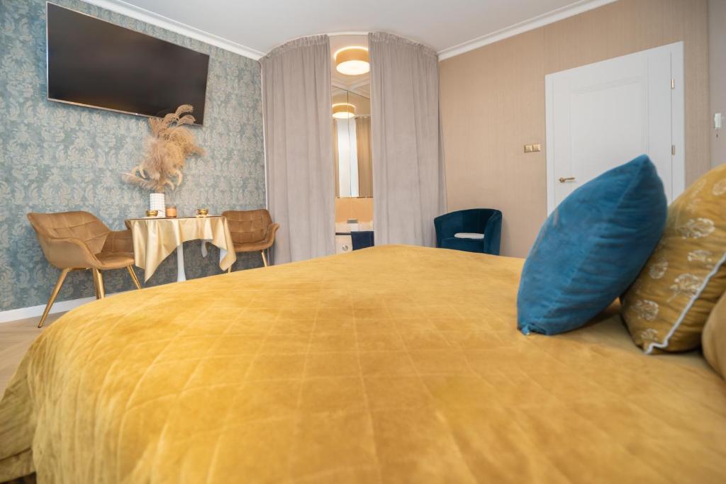 Gold Apartments Jacuzzi Room - 2