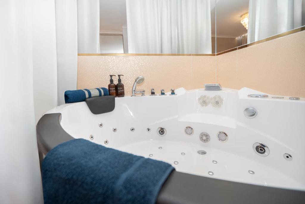 Gold Apartments Jacuzzi Room - 4