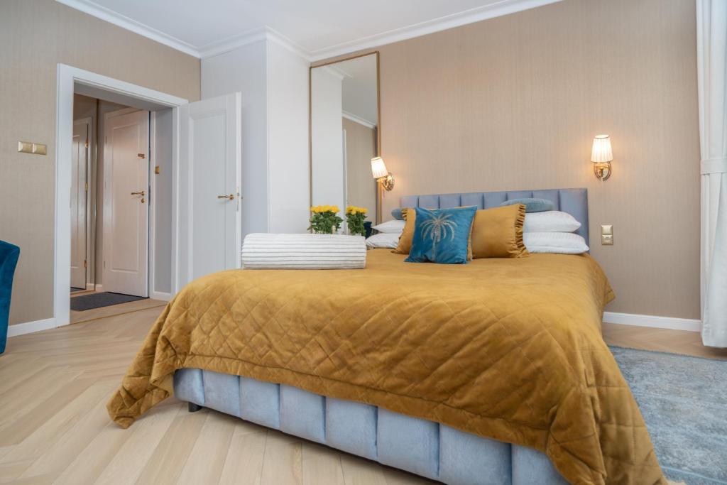 Gold Apartments Jacuzzi Room - 8