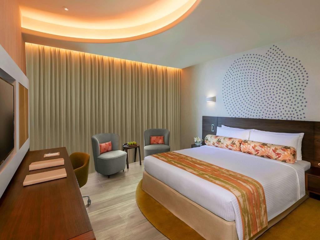Postel nebo postele na pokoji v ubytování The Retreat Palm Dubai MGallery by Sofitel