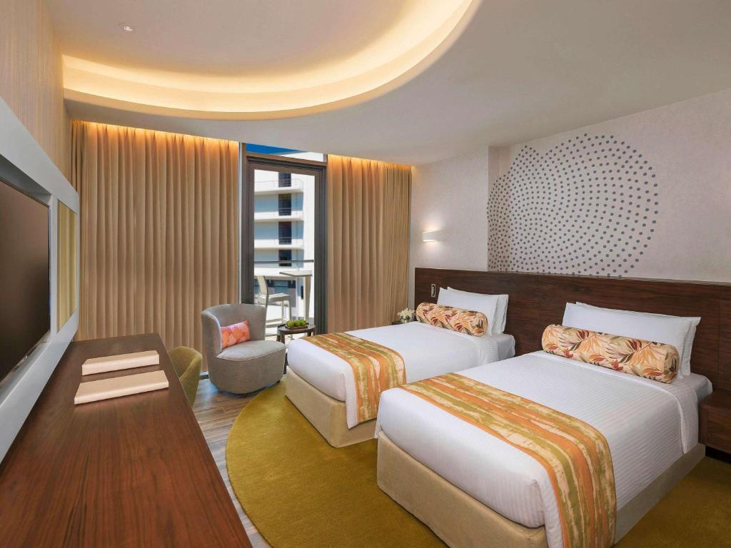 Postel nebo postele na pokoji v ubytování The Retreat Palm Dubai MGallery by Sofitel