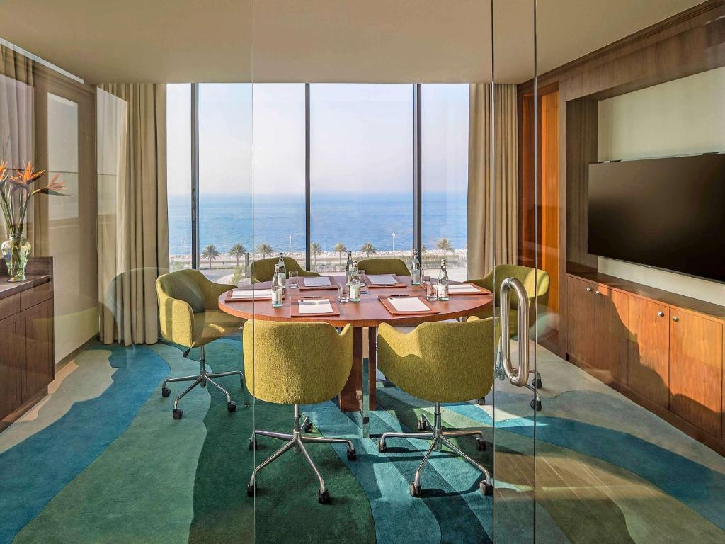 TV a/nebo společenská místnost v ubytování The Retreat Palm Dubai MGallery by Sofitel