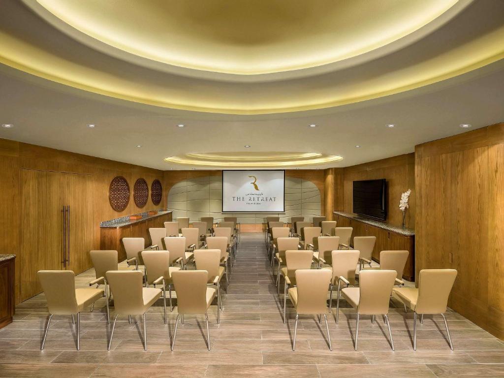 Konferenční prostory v ubytování The Retreat Palm Dubai MGallery by Sofitel